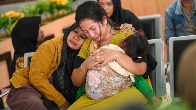 ইন্দোনেশিয়ায় ফেরি ডুবি: ৪ জনের মৃত্যু, ২৩ জনকে উদ্ধার