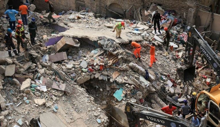 পাকিস্তানে ভবনধসে নিহত বেড়ে ২৭