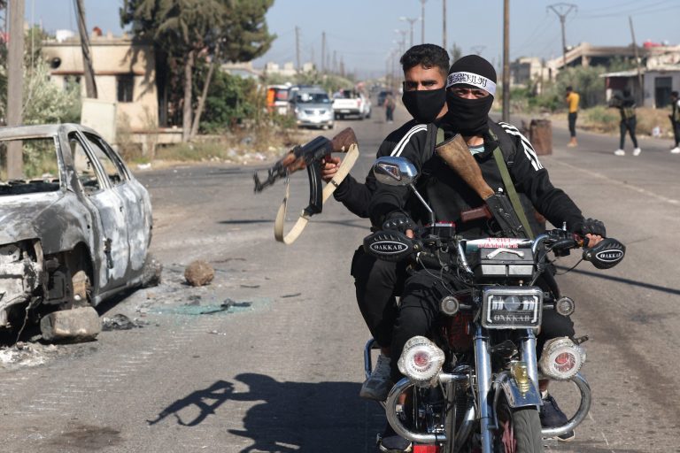 সিরিয়ার সুয়েইদায় সংঘর্ষে মৃতের সংখ্যা বেড়ে ৭১৮