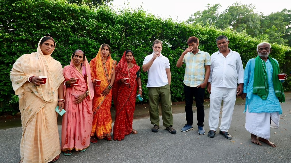 মৃত ঘোষণা করা ভোটারদের সঙ্গে চা খেলেন রাহুল গান্ধী