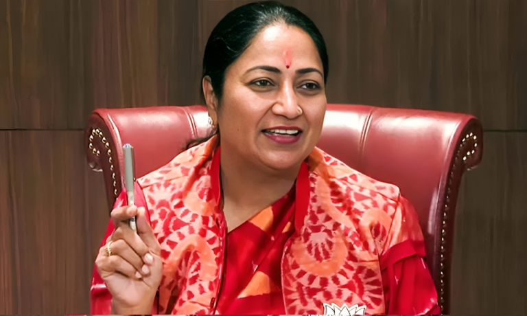 নিজ বাসভবনে দিল্লির মুখ্যমন্ত্রীর ওপর হামলা, গ্রেপ্তার ১