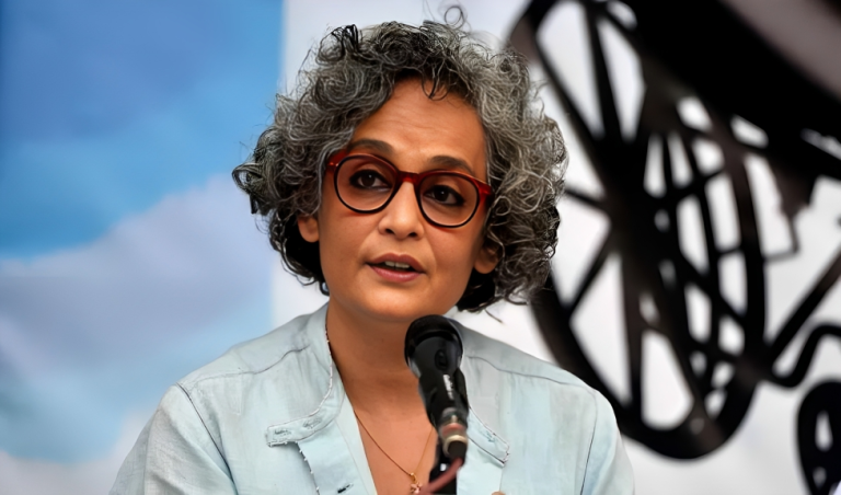জম্মু–কাশ্মীরে অরুন্ধতী রায়সহ ২৫টি বই নিষিদ্ধ