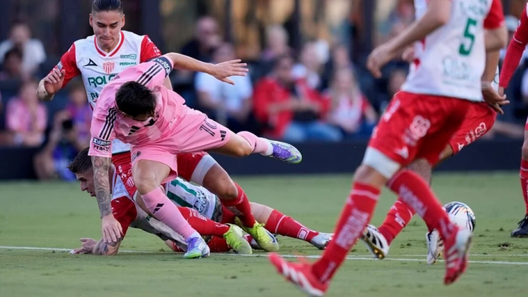 ঘরের মাঠে মেসির ‘শেষ’ ম্যাচটি খেলতে পারবেন তো?