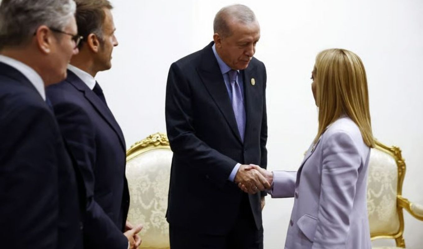 গাজা শান্তি সম্মেলনে সুন্দরী প্রধানমন্ত্রীকে ঘিরে রসিকতায় মাতলেন বিশ্বনেতারা