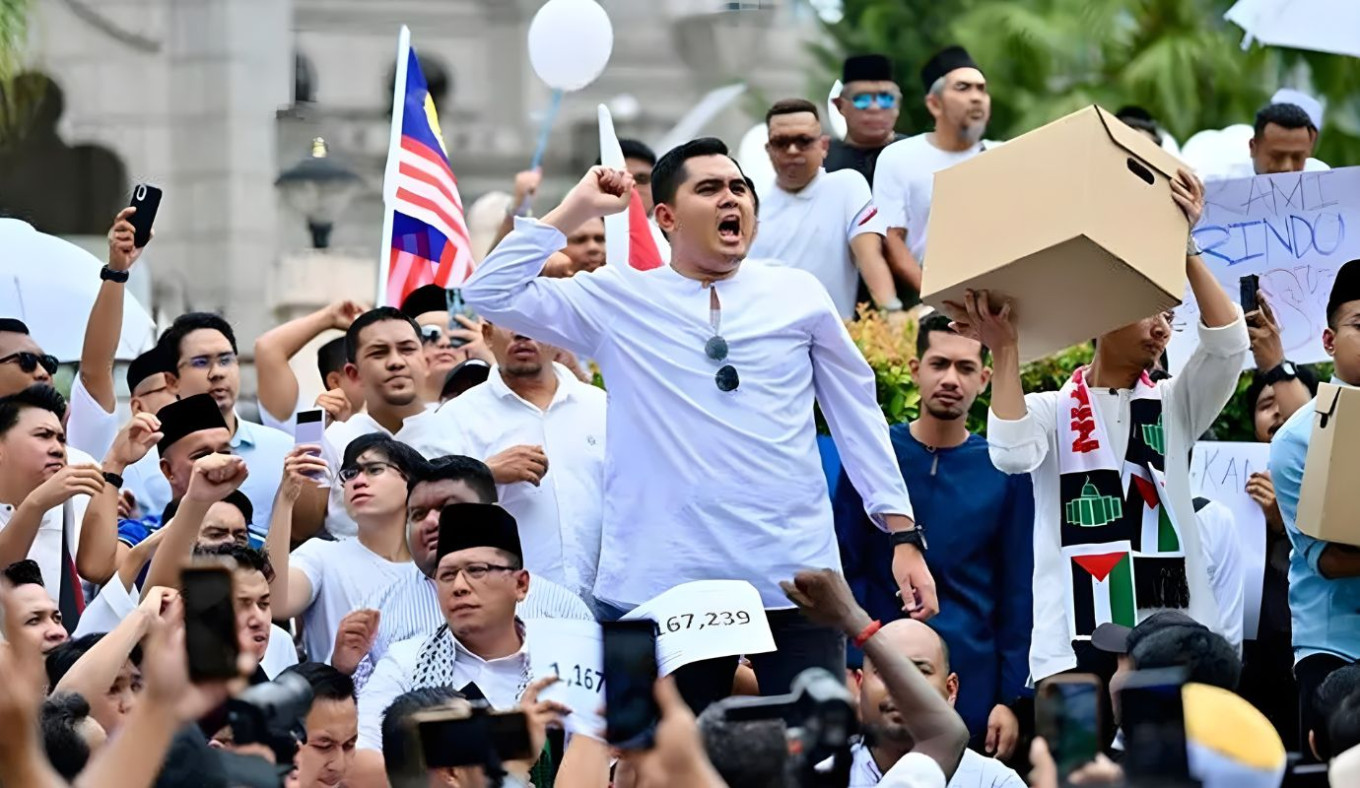 মালয়েশিয়ায় ট্রাম্পের সফর বাতিলের দাবিতে শিক্ষার্থীদের বিক্ষোভ