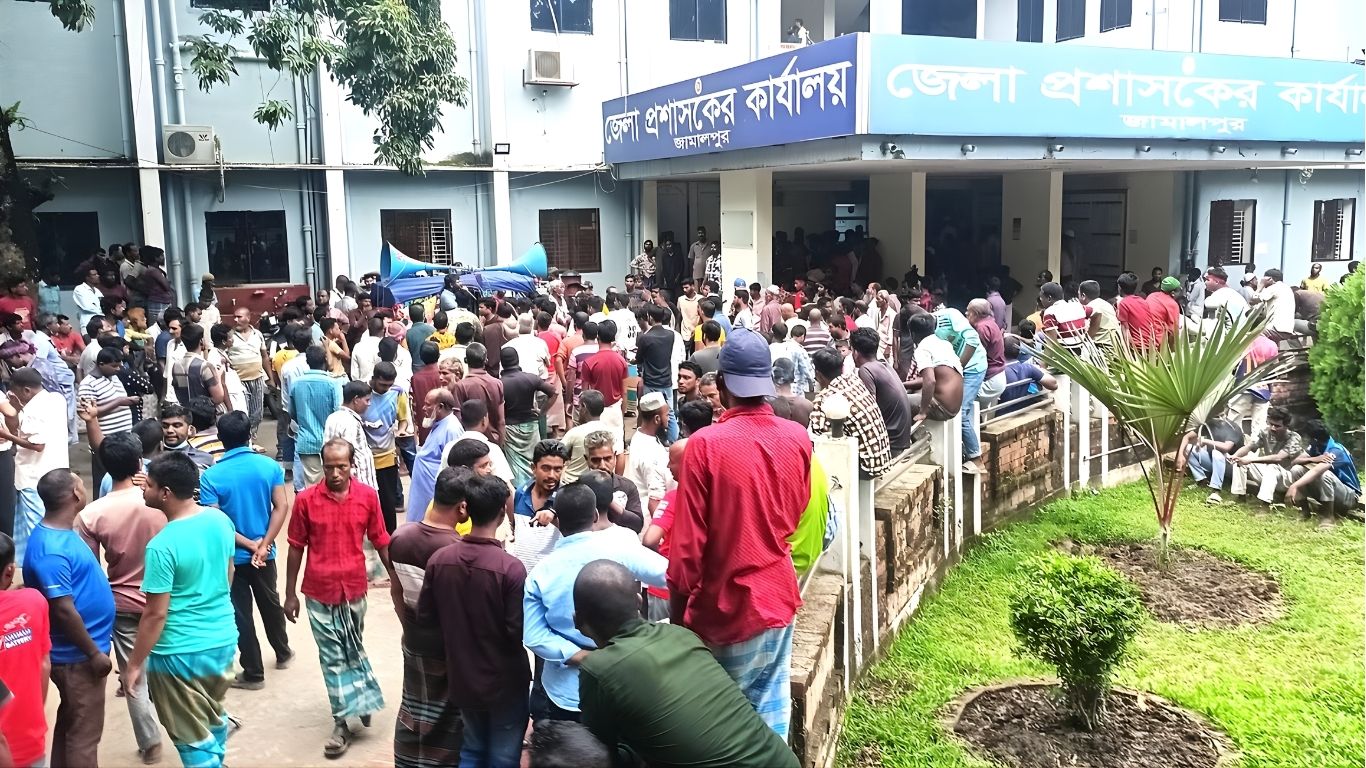 জামালপুরে ইজিবাইক চালকদের ধর্মঘট, সড়ক অবরোধ ও পরে আন্দোলন প্রত্যাহার