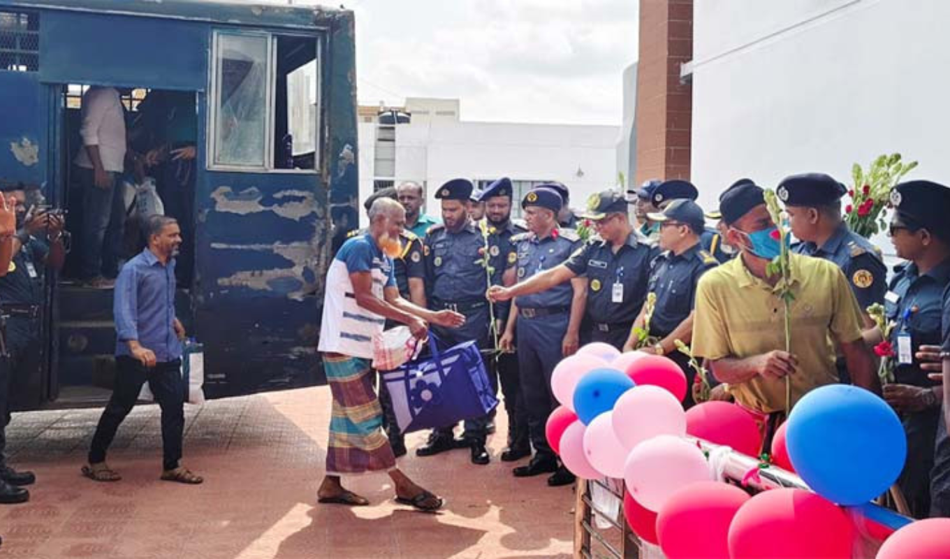 খুলনায় ১৪ বছর পর চালু আধুনিক কারাগার, ফুল দিয়ে বন্দিদের বরণ 1 খুলনায় ১৪ বছর পর চালু আধুনিক কারাগার, ফুল দিয়ে বন্দিদের বরণ