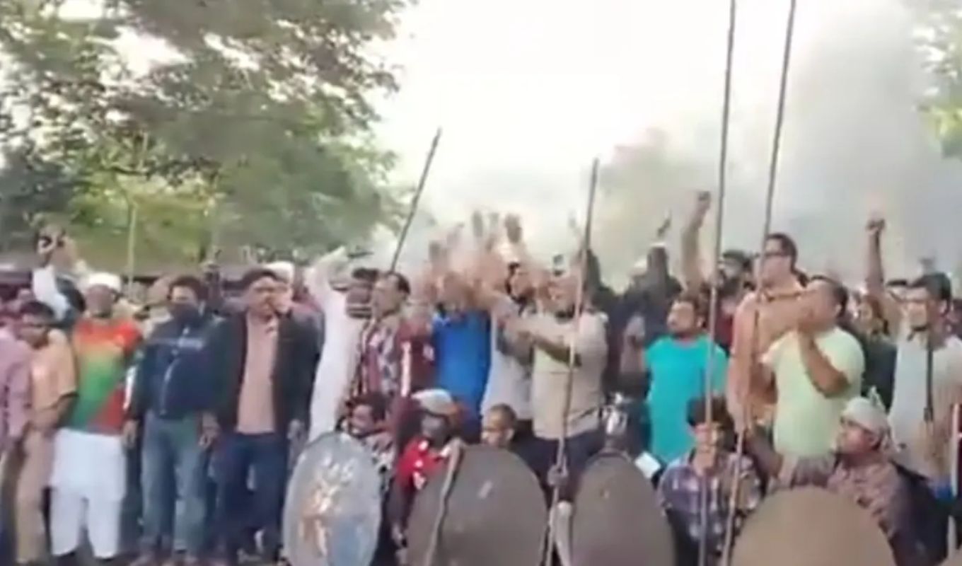 ফরিদপুরে ‘লকডাউন’ কর্মসূচিতে সড়ক অবরোধ 1 Awami League Stages Armed Show on Highway in Faridpur Traffic Movement Halted ফরিদপুরে ‘লকডাউন’ কর্মসূচিতে সড়ক অবরোধ