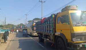 Blockades at Several Points on Chattogram–Coxs Bazar Highway Causing Severe Congestion Blockades at Several Points on Chattogram–Cox’s Bazar Highway, Causing Severe Congestion