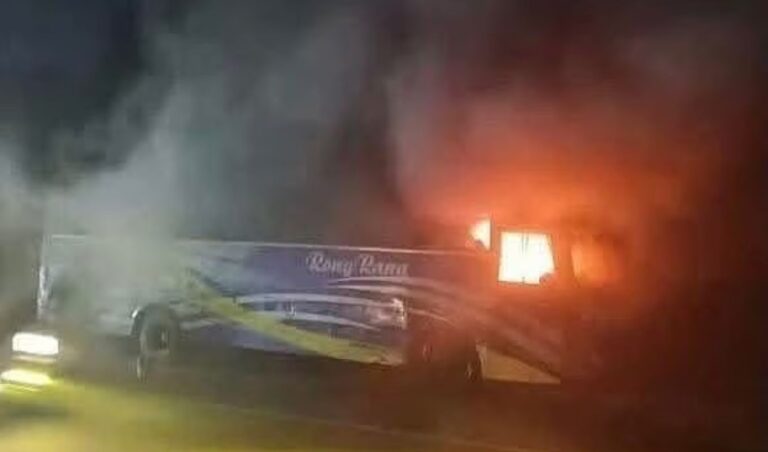 Bus Set on Fire on Feni Highway Attempts to Block Two Locations ফেনীতে বাসে আগুন, রাস্তায় অবরোধ চেষ্টা