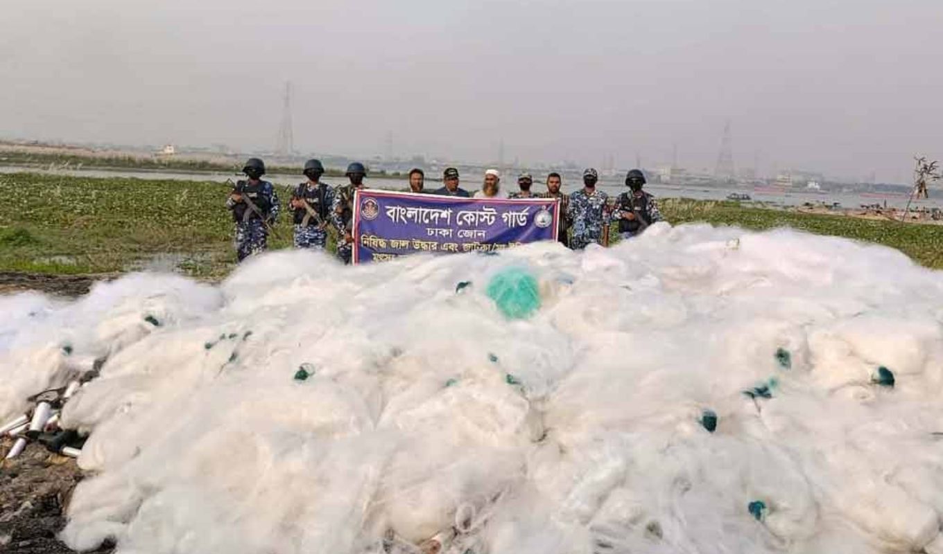 Coast Guard Seizes Tk 39 Crore Worth of Illegal Current Nets in Munshiganj মুন্সীগঞ্জে কোস্ট গার্ডের অভিযানে ৩৯ কোটি টাকার কারেন্ট জাল জব্দ