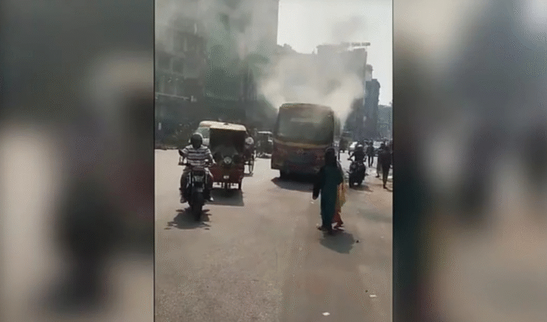 ঢাকায় যাত্রী সেজে বাসে আগুন লাগাল তিন ব্যক্তি