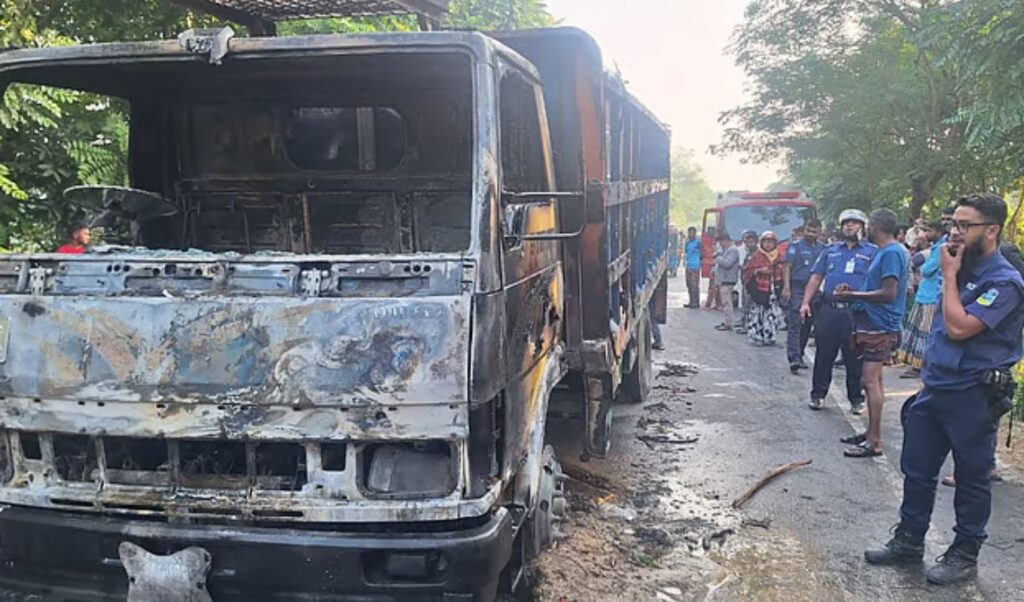 Expressway Blocked in Front of Padma Bridge Truck Set on Fire Traffic Halted শরীয়তপুরে পদ্মা সেতুতে আওয়ামী লীগের অবরোধ