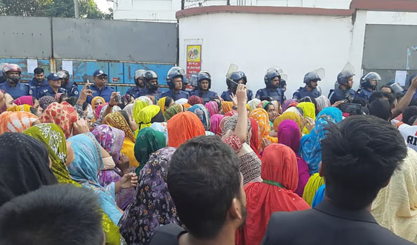 Garment Factory in Gazipur Closed Indefinitely Workers Stage Intense Protest হানিওয়েল গার্মেন্টস অনির্দিষ্টকালের জন্য বন্ধ, শ্রমিক বিক্ষোভ