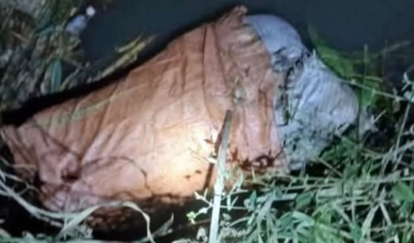 Half decomposed body of a woman recovered from a sack in Ukhiya উখিয়ায় খাল থেকে অজ্ঞাত নারীর বস্তাবন্দী অর্ধগলিত মরদেহ উদ্ধার