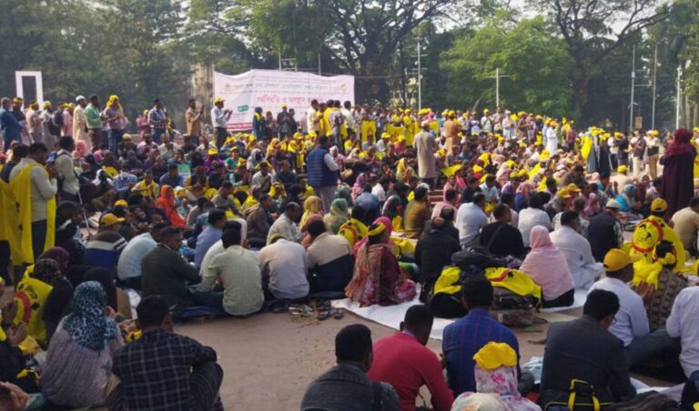 Health Assistants Stage Sit in at Shaheed Minar for Six Point Demands বেতন বৈষম্য নিরসনের দাবিতে শহীদ মিনারে স্বাস্থ্য সহকারীদের মহাসমাবেশ