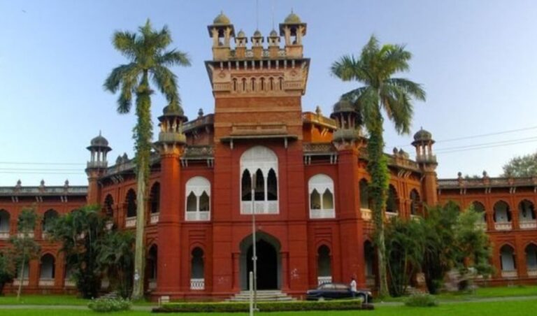 Instructions Issued to Conduct Online Classes at Dhaka University ঢাবিতে কাল থেকে অনলাইন ক্লাস শুরু: ভূমিকম্প পরবর্তী সংস্কার কাজ চলমান