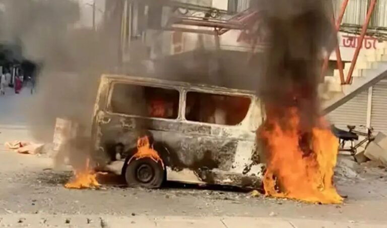 Microbus Catches Fire on Jasim Uddin Road in Uttara উত্তরায় চলন্ত মাইক্রোবাসে আগুন, কেউ আহত হয়নি