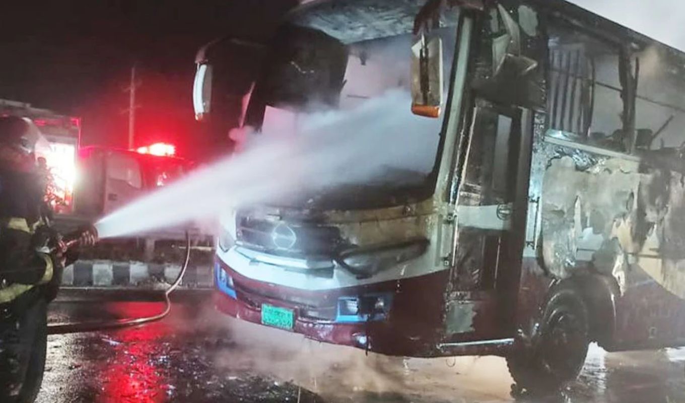 Passenger Bus Set on Fire on Dhaka–Tangail Highway at Midnight টাঙ্গাইলে যাত্রীবাহী বাসে আগুন, কেউ হতাহত হয়নি