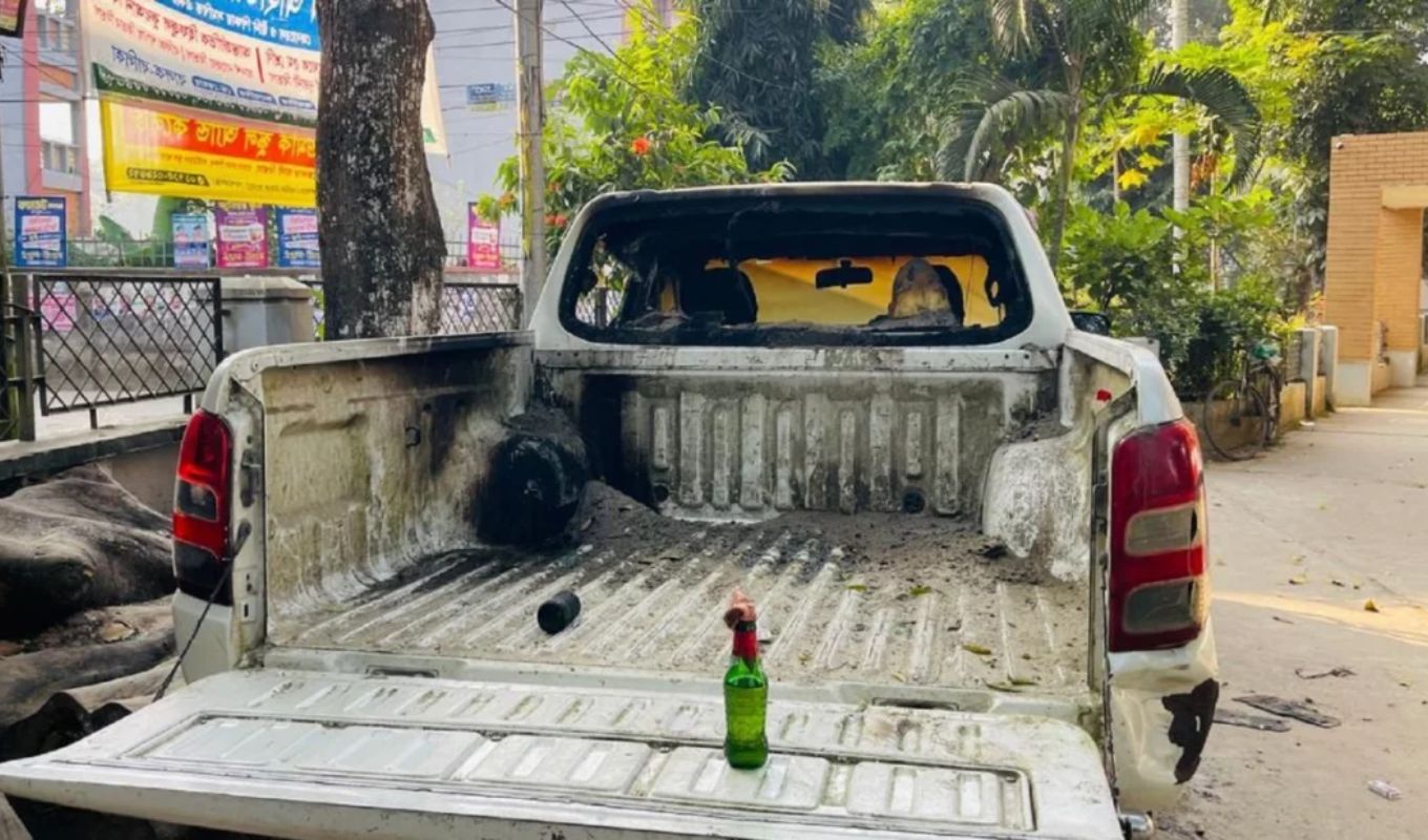 Petrol Bombs Thrown at Public Works Department and Grameen Bank in Gopalganj গোপালগঞ্জে গণপূর্ত ও গ্রামীণ ব্যাংকে পেট্রোল বোমা হামলা