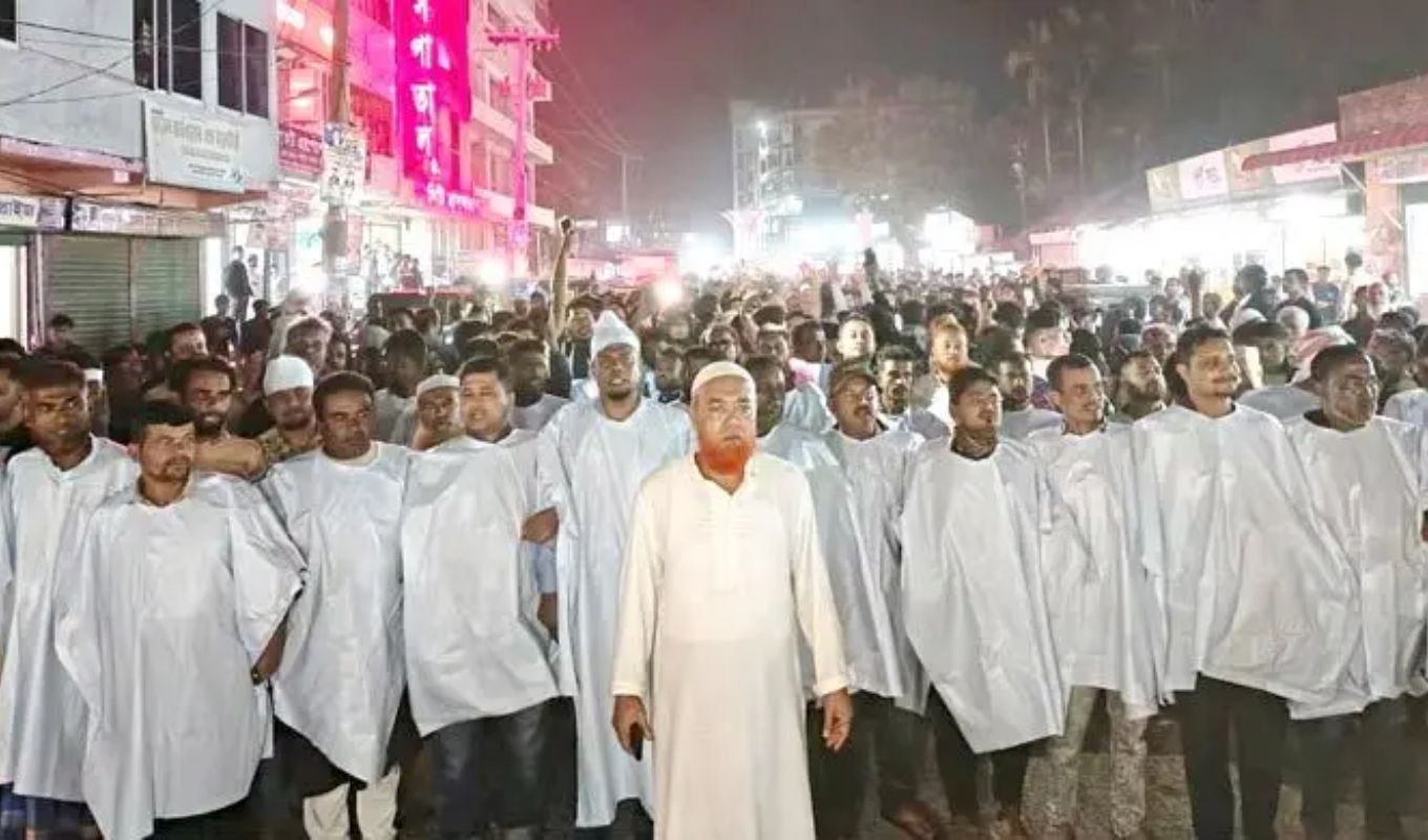 Protesters in Nangalkot Wear Burial Shrouds Demanding BNP Nomination Change কুমিল্লা-১০ আসনে মনোনয়ন পরিবর্তনের দাবিতে কাফনের কাপড় পরে বিক্ষোভ