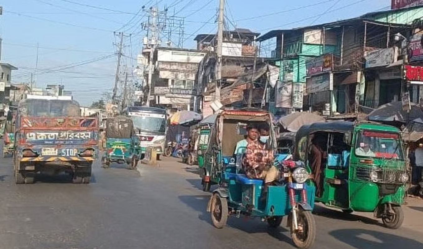 Road blockade lifted after three hours on Chattogram Coxs Bazar highway চট্টগ্রাম–কক্সবাজার মহাসড়ক ছয় লেনের দাবিতে অবরোধ, কয়েক স্থানে যানজট