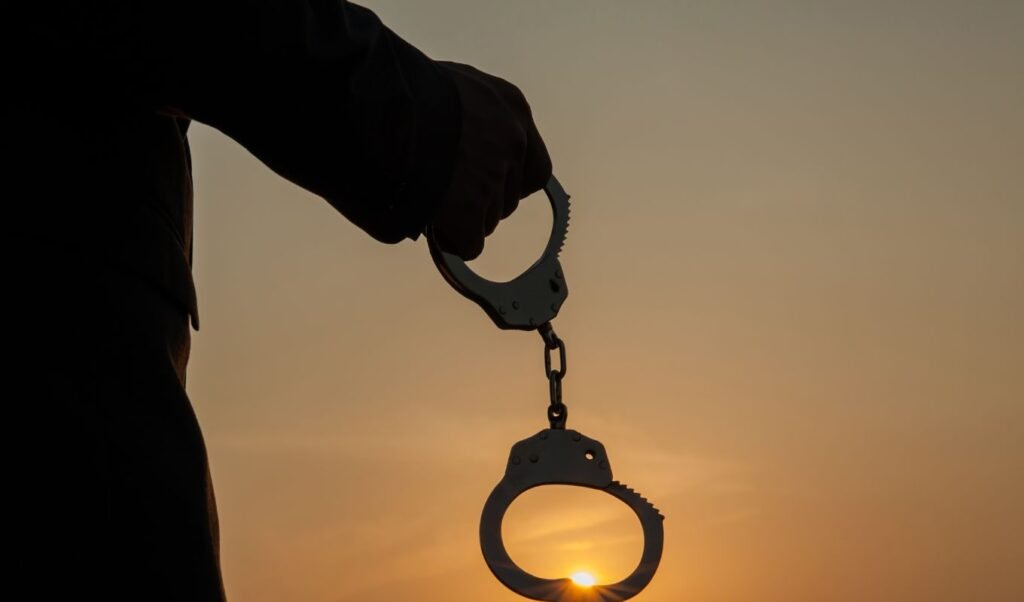 handcuff জীবিত স্বামীকে মৃত দেখিয়ে ২৫ লাখ বীমা প্রতারণা