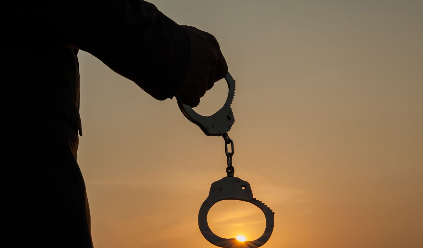 handcuff জীবিত স্বামীকে মৃত দেখিয়ে ২৫ লাখ বীমা প্রতারণা