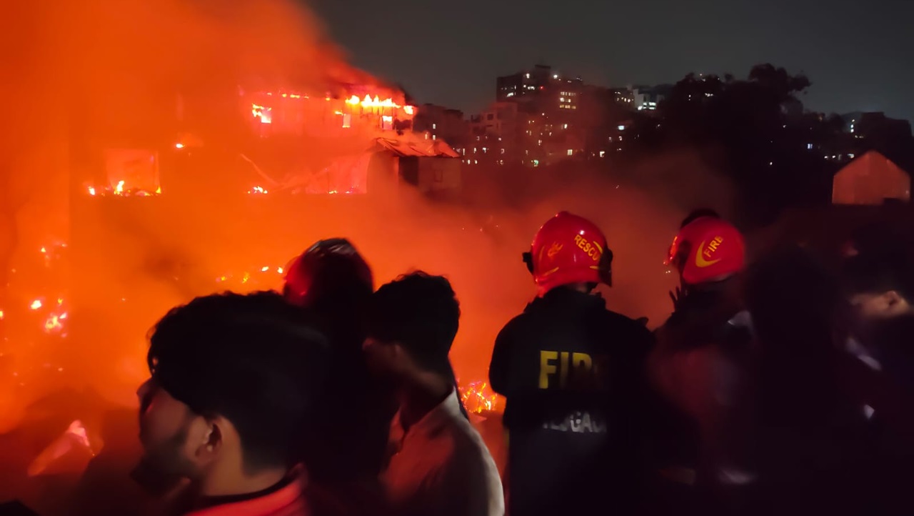 আগুন নিয়ন্ত্রণে, বাসিন্দাদের রাত কাটালো খোলা আকাশের নিচে