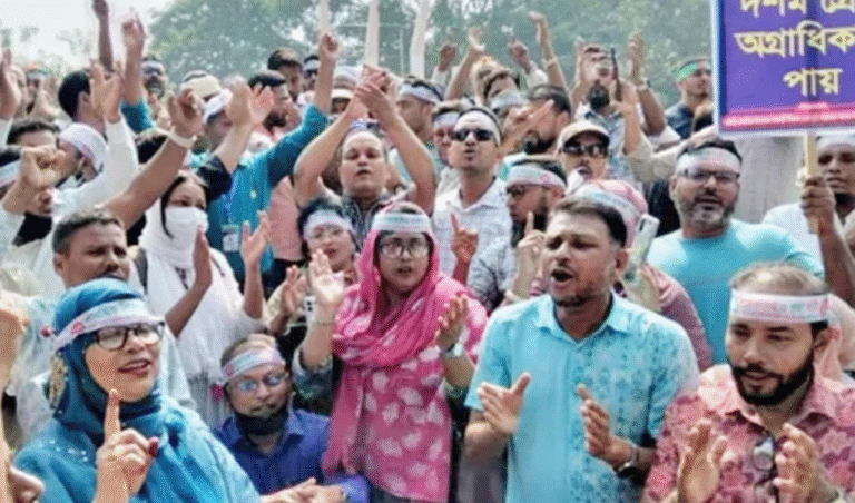 কাফনের কাপড় হাতে প্রাথমিক শিক্ষকরা শপথ নিলেন ‘১০ম গ্রেড ছাড়া ফিরব না’