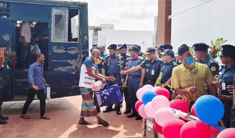 খুলনায় ১৪ বছর পর চালু আধুনিক কারাগার, ফুল দিয়ে বন্দিদের বরণ