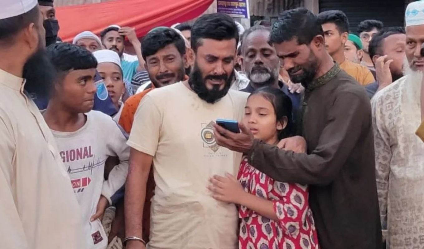 গ্রেপ্তারের তিন দিন পর অন্তঃসত্ত্বা স্ত্রীর জানাজায় অংশ নেন যুবলীগ কর্মী নারায়ণগঞ্জে যুবলীগ কর্মী সুমনের প্যারোল, অন্তঃসত্ত্বা স্ত্রীর জানাজায় অংশ