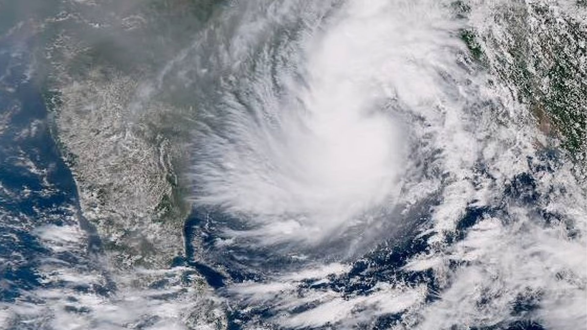 ঘূর্ণিঝড় ‘ডিটওয়াহ’ উত্তর-পশ্চিম দিকে অগ্রসর