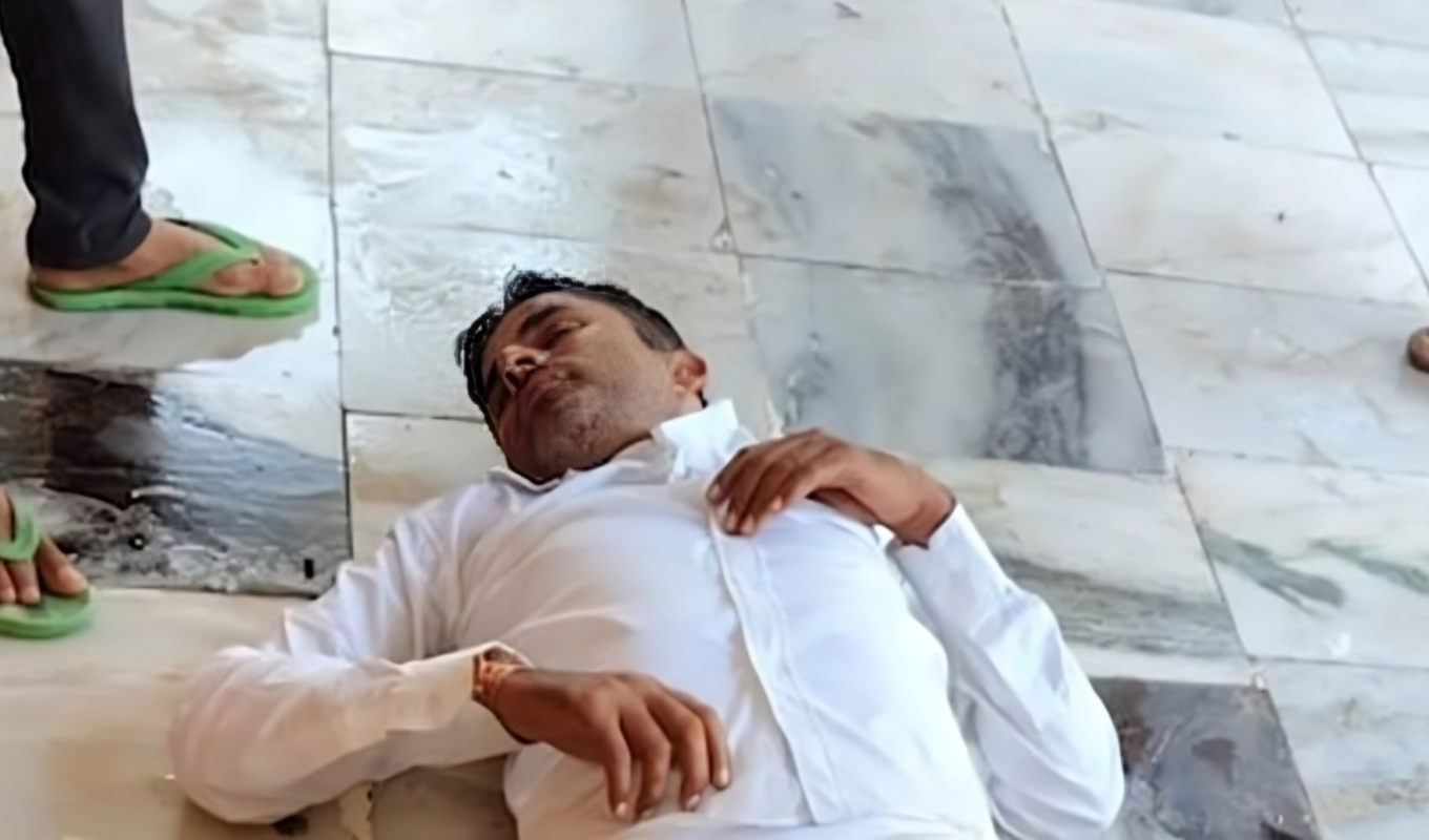 ছাত্রীর খাতায় ফোন নম্বর লেখায় অধ্যক্ষের বকা, দুঃখে মদ্যপান করে স্কুলে ঘুমিয়ে পড়লেন শিক্ষক 1 ছাত্রীর খাতায় ফোন নম্বর লেখায় অধ্যক্ষের বকা, দুঃখে মদ্যপান করে স্কুলে ঘুমিয়ে পড়লেন শিক্ষক