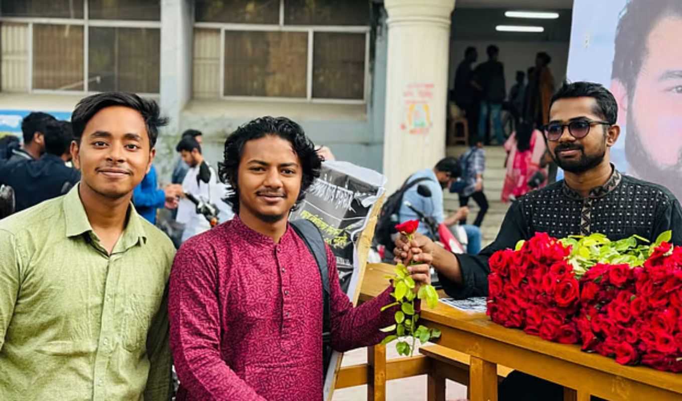 জগন্নাথের শিক্ষার্থী নূরনবীর ক্যানসার চিকিৎসায় সহায়তায় ফুল বিক্রি নূরনবীর চিকিৎসার জন্য জগন্নাথ বিশ্ববিদ্যালয়ে ফুল বিক্রির উদ্যোগ