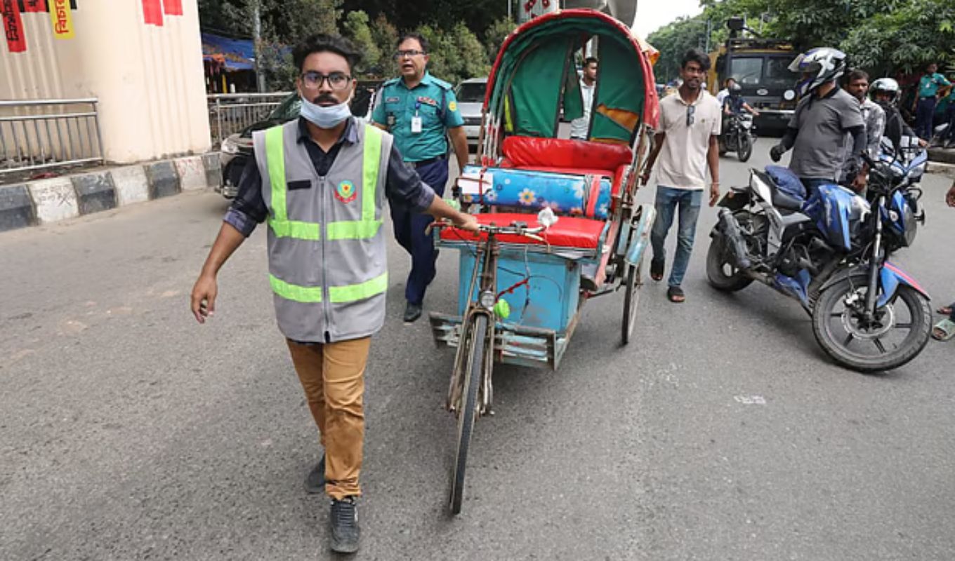 ট্রাফিক সহায়কদের খণ্ডকালীন চাকরি শিক্ষার্থীদের সুবিধার চেয়ে ঝুঁকি বেশি ঢাকার ট্রাফিক নিয়ন্ত্রণে শিক্ষার্থীদের চ্যালেঞ্জ