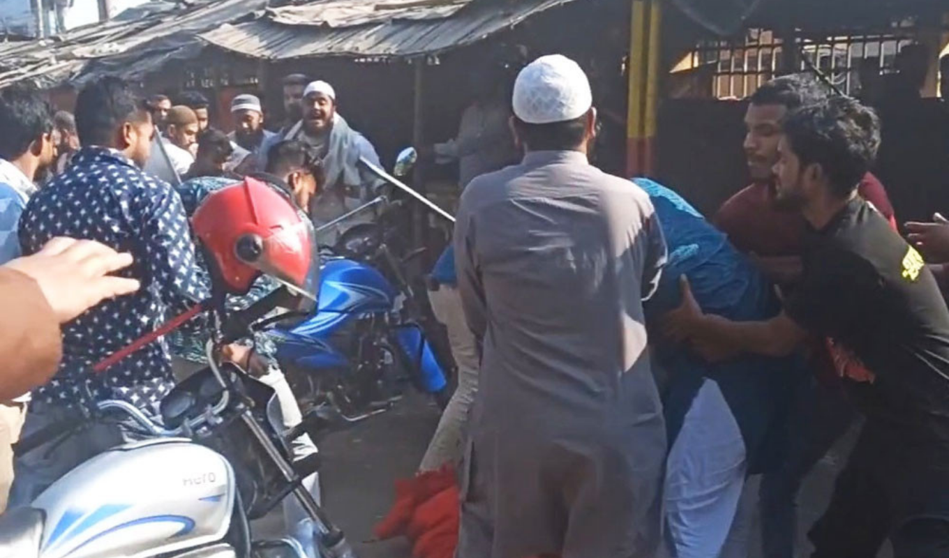 ঠাকুরগাঁও কোর্ট চত্বরে বাউলশিল্পীদের ওপর হামলা আহত দুই ঠাকুরগাঁও কোর্ট এলাকায় বাউলশিল্পীদের ওপর হামলার অভিযোগ