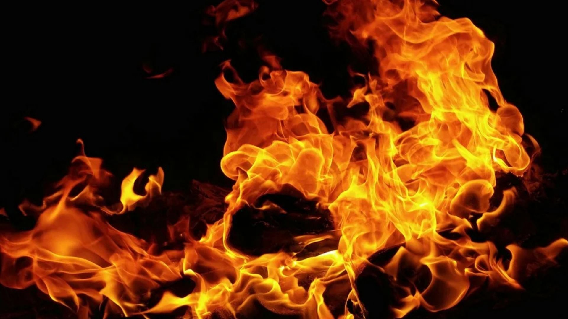 ঢাকায় একই রাতে দুই অগ্নিকাণ্ড