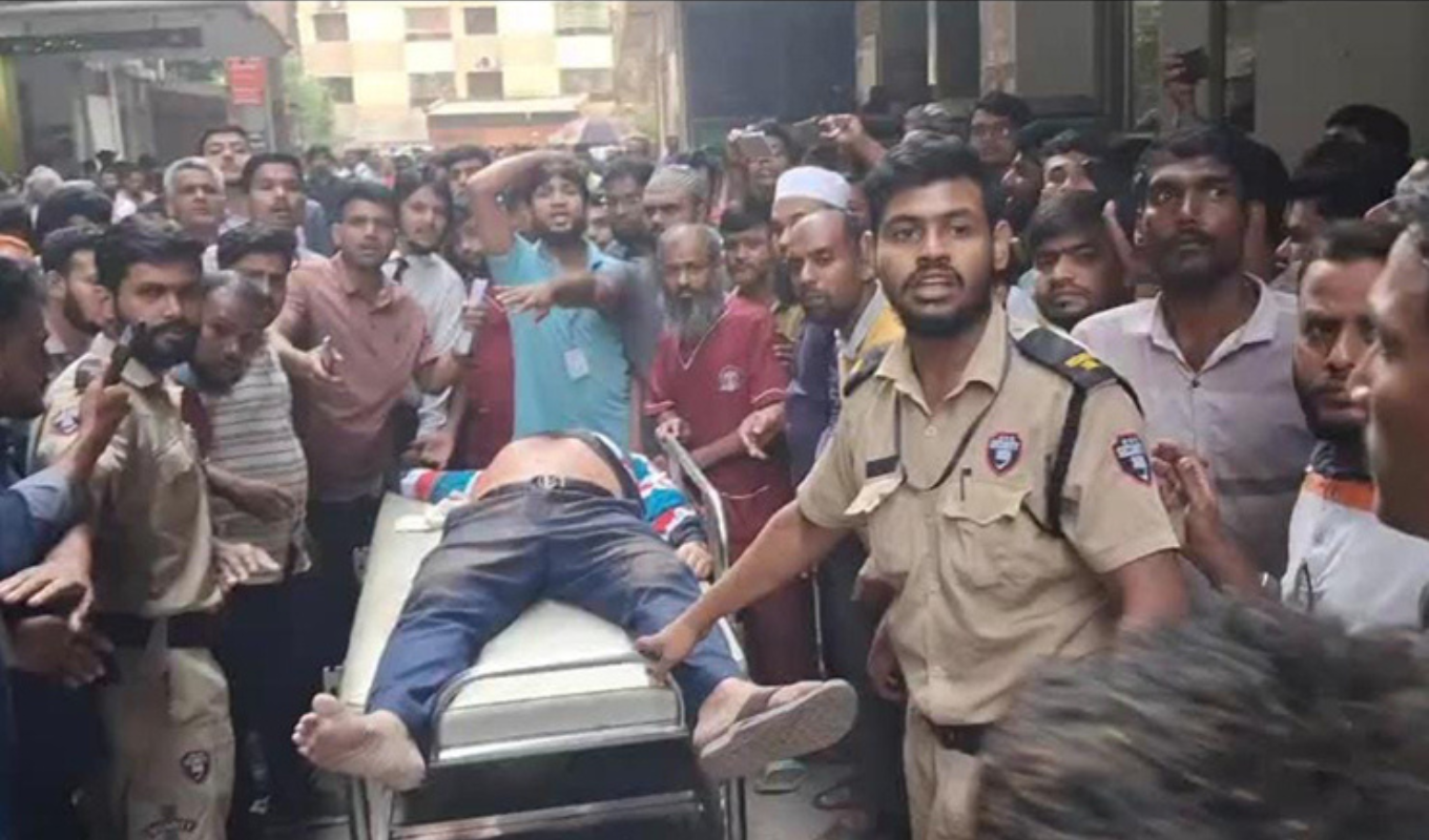 ঢাকার ন্যাশনাল মেডিকেল কলেজের সামনে দুর্বৃত্তের গুলিতে এক ব্যক্তির মৃত্যু 1 ঢাকার ন্যাশনাল মেডিকেল কলেজের সামনে দুর্বৃত্তের গুলিতে এক ব্যক্তির মৃত্যু