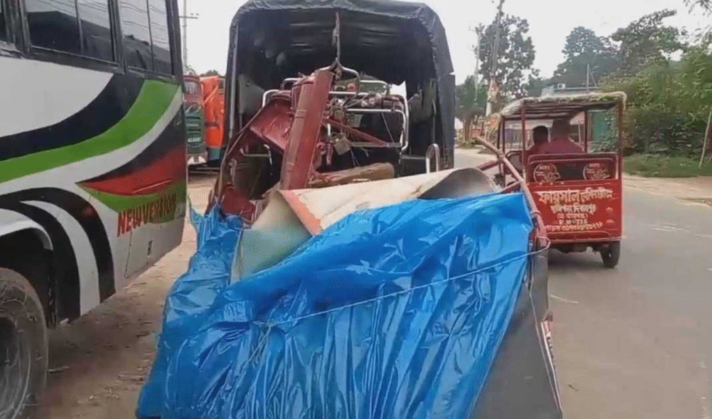 দিনাজপুরে মিনিবাস–ইজিবাইক সংঘর্ষে একই পরিবারের ৪ জনের মৃত্যু দিনাজপুরে মিনিবাস–ইজিবাইক সংঘর্ষে একই পরিবারের ৪ জনের মৃত্যু