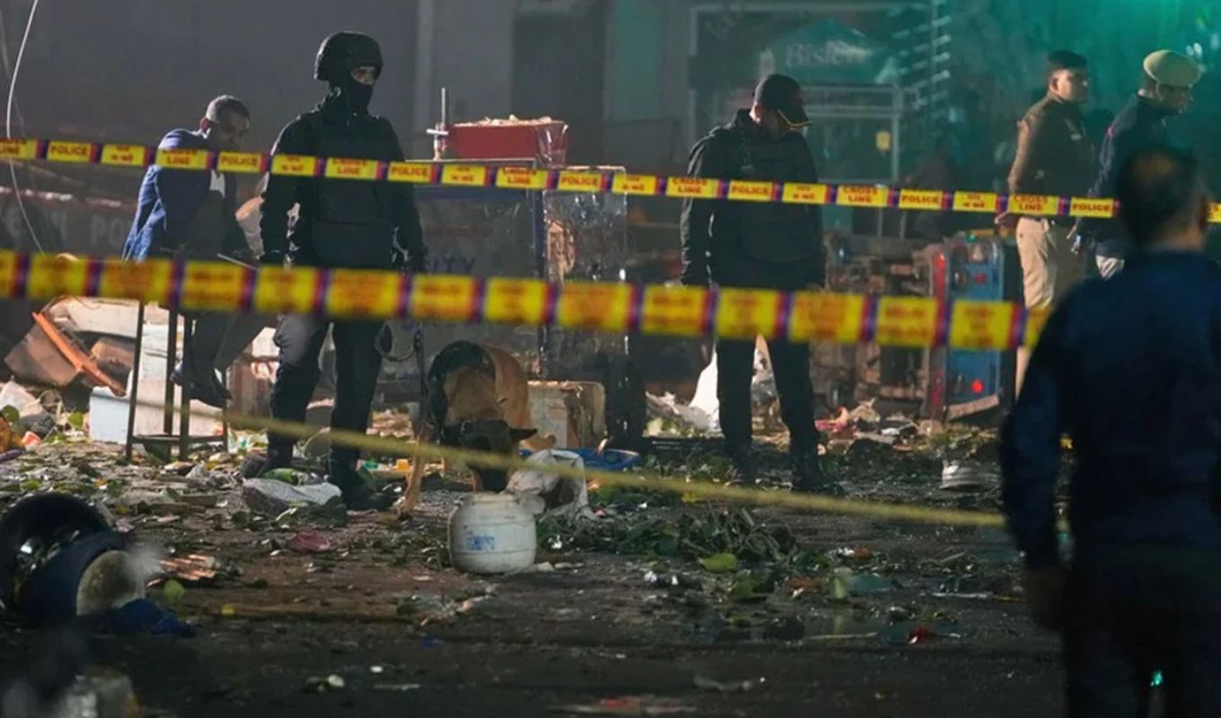 দিল্লির লাল কেল্লায় গাড়িতে বিস্ফোরণ, ৯ নিহত 1 দিল্লিতে বিস্ফোরণের পর ভারতের সবত্রে সতর্কতা জারি দিল্লির লাল কেল্লায় গাড়িতে বিস্ফোরণ, ৯ নিহত