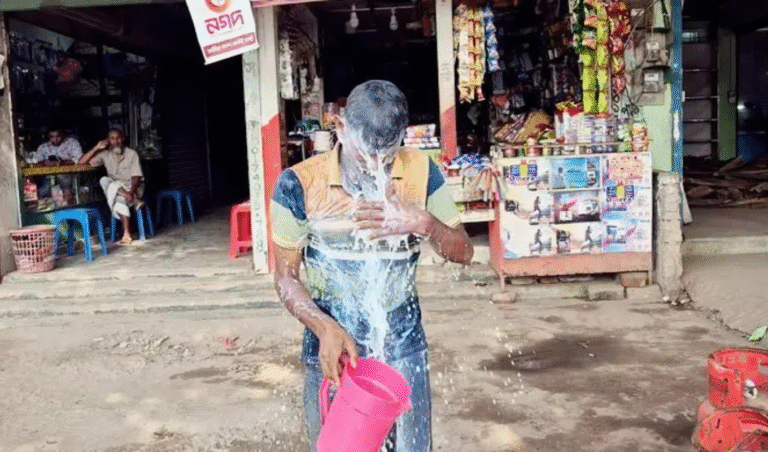 দুধ দিয়ে গোসল করে স্বেচ্ছাসেবক দল নেতার নাটকীয় পদত্যাগ