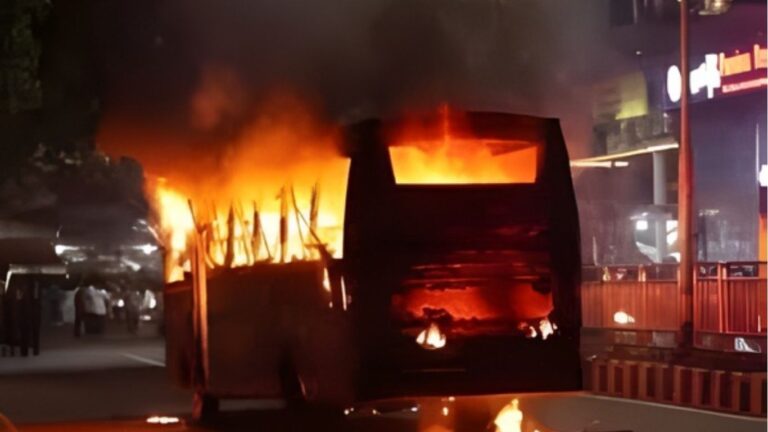 দুর্বৃত্তদের আগুনে পল্লবীর সাগুপ্তা সড়কের বাস