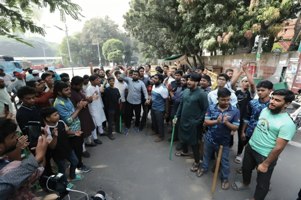 ধানমন্ডিতে ৩২ নম্বরে অতিরিক্ত নিরাপত্তা ব্যবস্থা 3 ধ্বংসপ্রাপ্ত ৩২ নম্বরে পুলিশ ও জুলাই পন্থিদের কঠোর প্রহরা