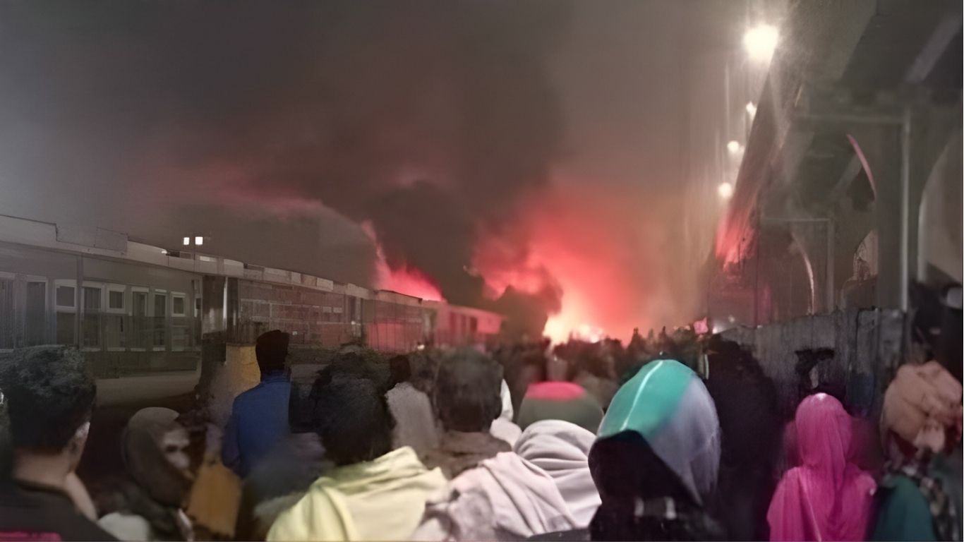 পরিত্যক্ত ট্রেন বগিতে আগুন