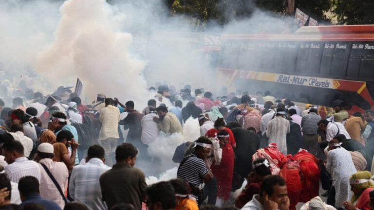পুলিশি হামলার প্রতিবাদে রবিবার সারা দেশে কর্মবিরতি পালন করবেন প্রাথমিক শিক্ষকরা