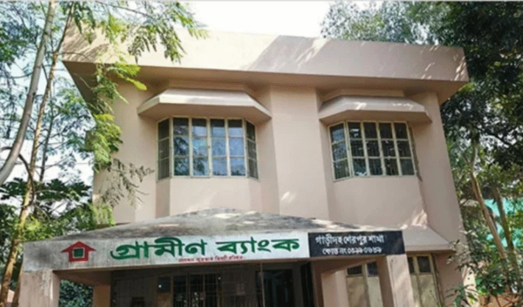 বগুড়ায় গ্রামীণ ব্যাংকে পেট্রল ঢেলে অগ্নিসংযোগ বগুড়ায় গ্রামীণ ব্যাংকে পেট্রল ঢেলে অগ্নিসংযোগ
