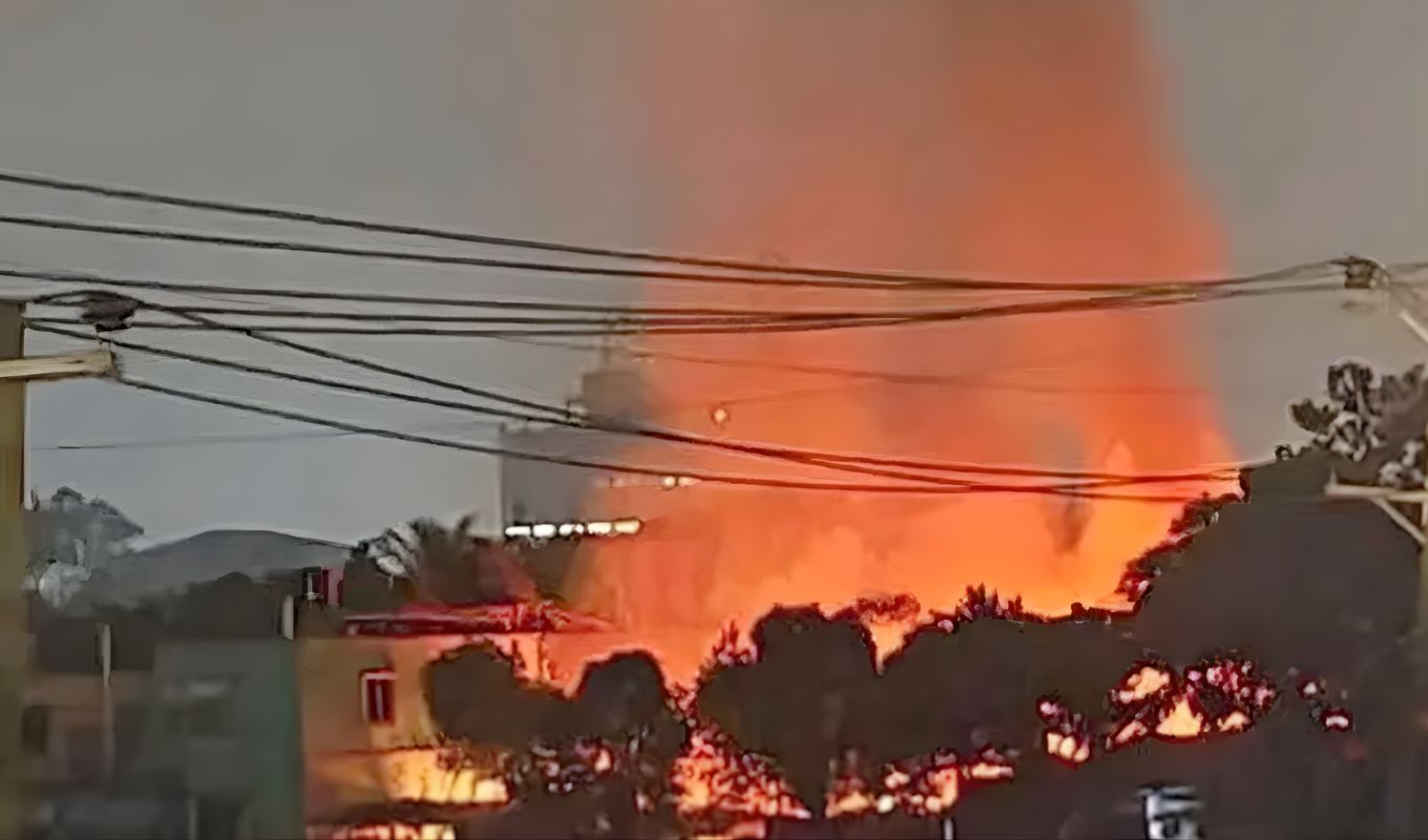 বালু মহাল নিয়ন্ত্রণে সংঘর্ষে বিএনপি নেতা দুই ভাইয়ের সমর্থক বাড়িতে আগুন নারায়ণগঞ্জে বিএনপি নেতাদের সমর্থকদের সংঘর্ষ, বাড়িতে আগুন