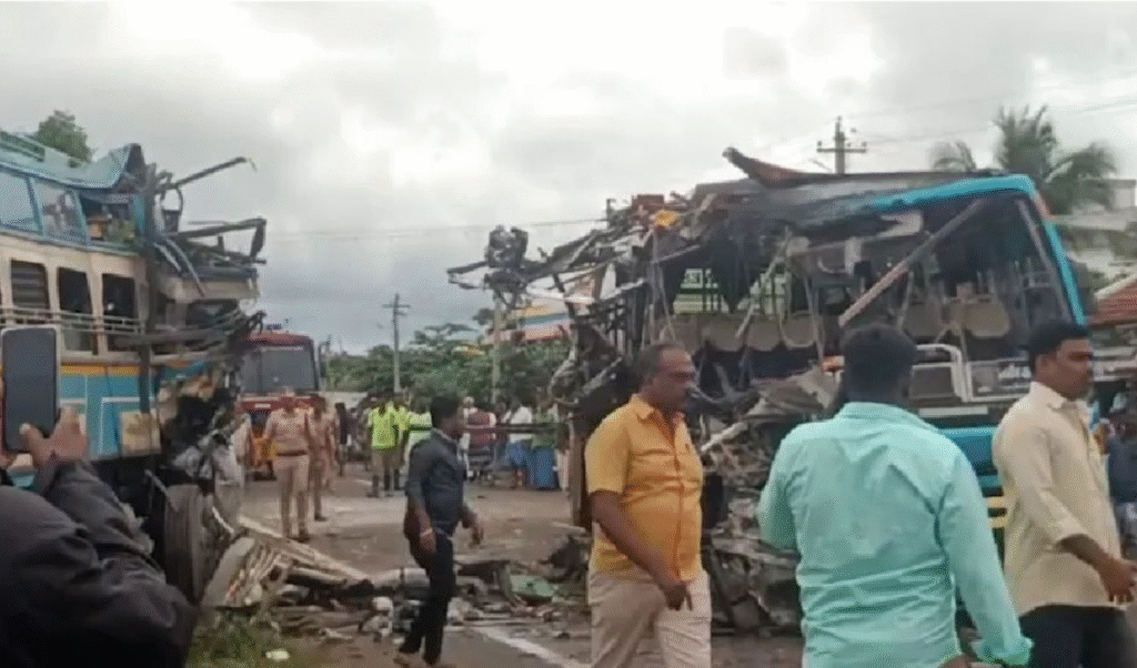 বাসের মুখোমুখি সংঘর্ষ বহু হতাহত বাসের মুখোমুখি সংঘর্ষ, বহু হতাহত