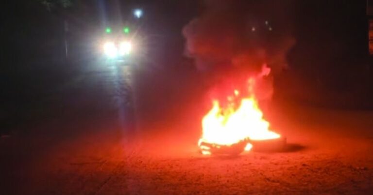 বেতাগীতে ছাত্রলীগের টায়ার জ্বালিয়ে সড়ক অবরোধ